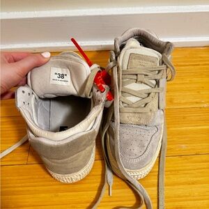Off-White Beige Off-Court Low Sneakers